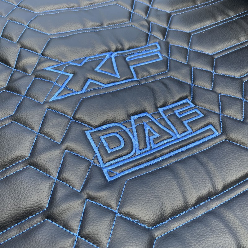 Набор ковриков в кабину DAF XF95 с механической КПП синее шитье